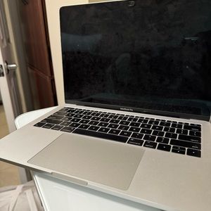 Macbook pro 13 inches late 2017